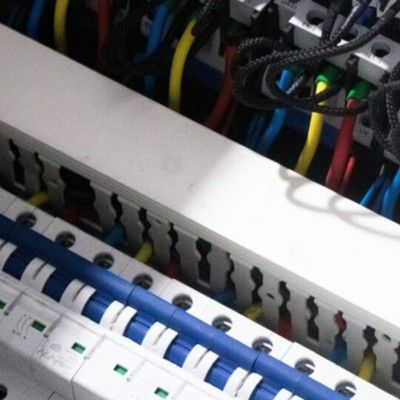 Rozdzielnica elektryczna z bezpiecznikami i przewodami